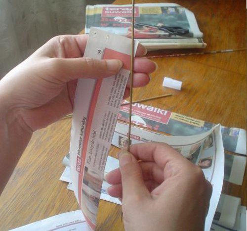 Skręcanie rurek z papieru, z pomocą patyczka do szaszłyków- wiklina papierowa