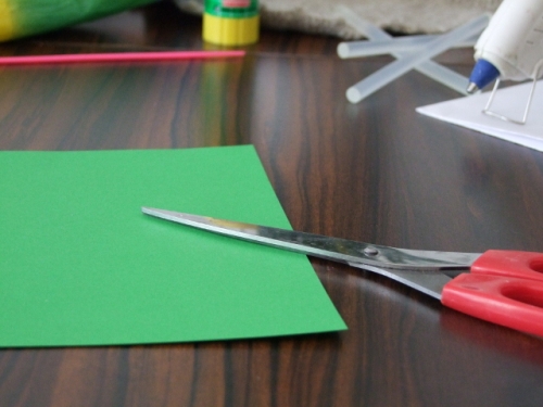 Nożyczki i papier kolorowy, zielona kartka