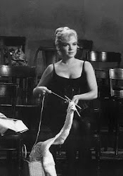 Długi szalik robiony na szydełku przez kobietę
