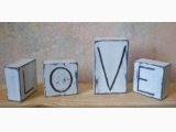 drewniane KOSTKI z napisem LOVE w stylu Shabby Chic (celowo postarzane)