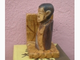 PODPÓRKA DO KSIĄŻEK POPIERSIE - rzeźba wykonana w drewnie